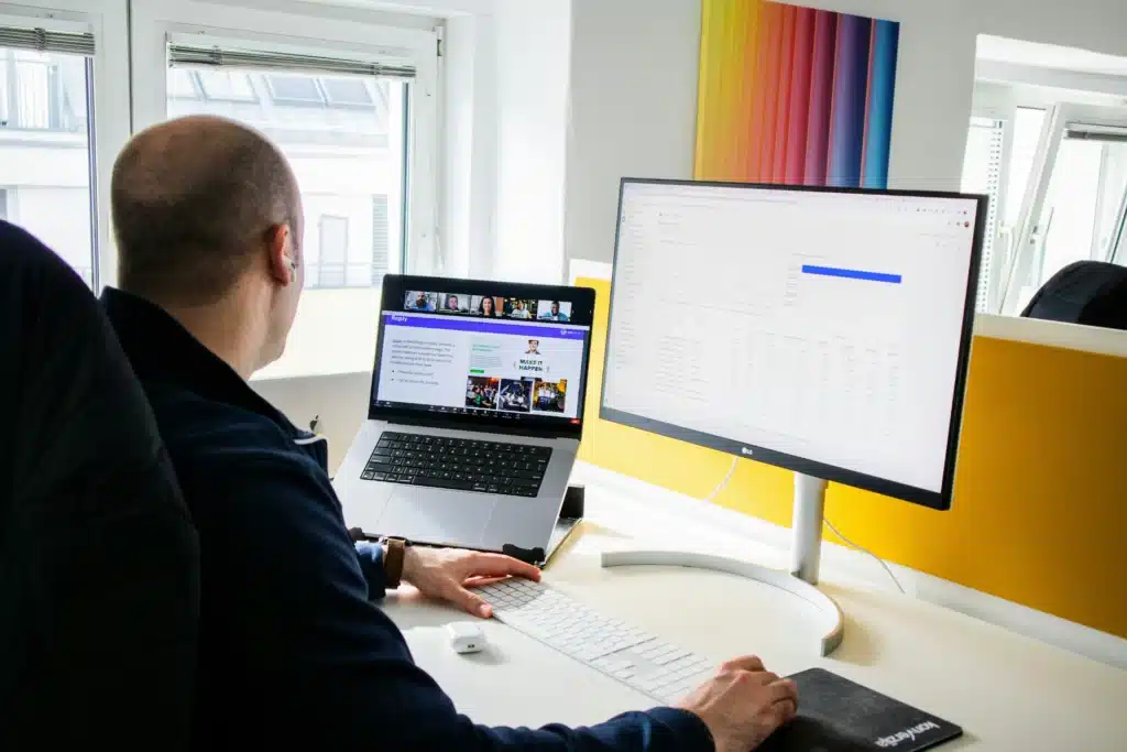 Nowoczesne strony internetowe dopasowane do Twoich potrzeb Zespół projektujący responsywną stronę internetową na ekranie laptopa
