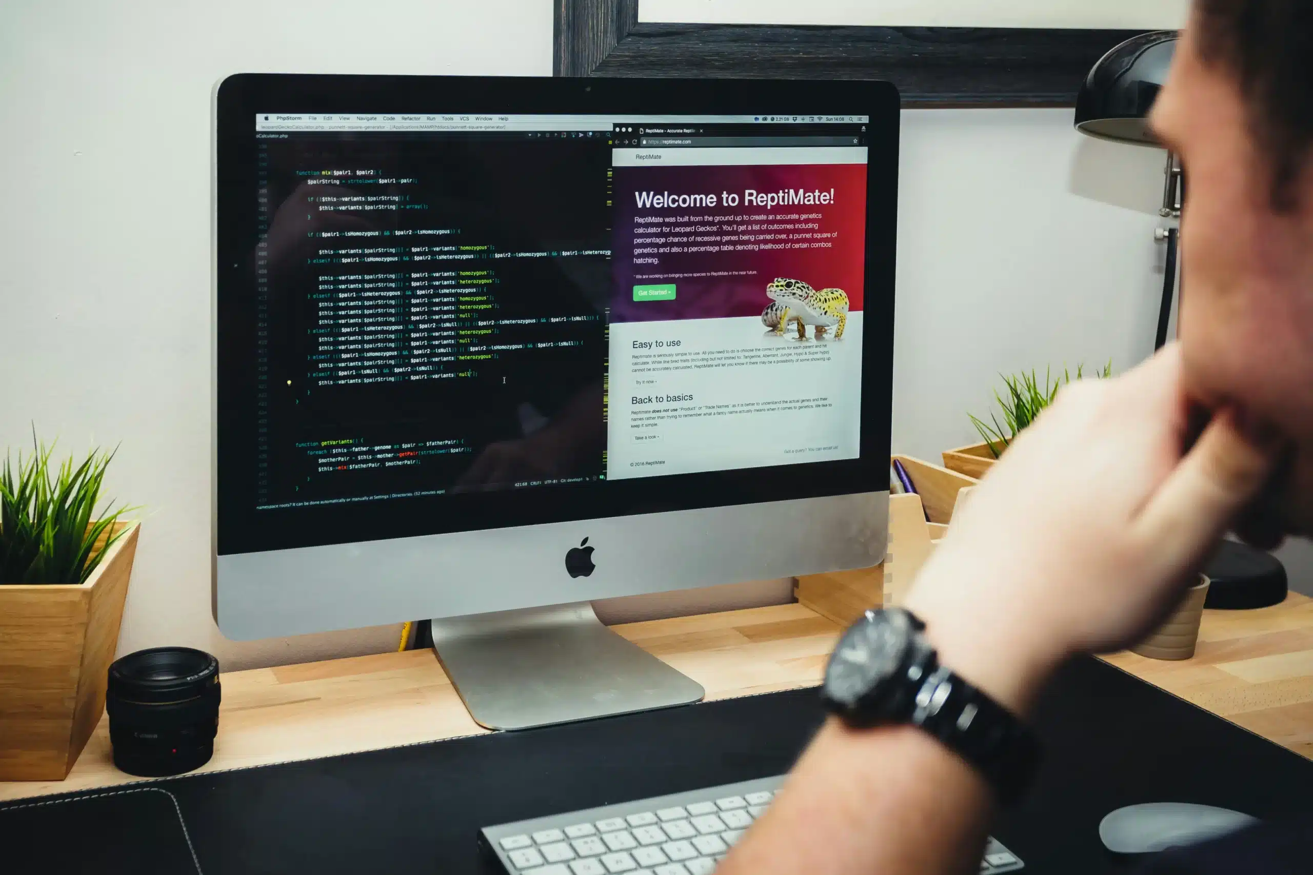 Osoba projektująca stronę internetową na komputerze Mac – House of Arts