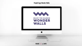 Nowoczesne logo dla Wonder Walls – producenta paneli akustycznych. Struktura dźwięku, miękkość form i hasło „Enjoy the silence”. Logo Wonder Walls – nowoczesny znak z rytmicznymi liniami i hasłem „Enjoy the silence”, na tle imitującym wnętrze z panelami