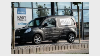 Projekt pełnej grafiki reklamowej na dostawczaka BLISS – czytelny układ, branding i dane kontaktowe widoczne w ruchu drogowym.s Projekt oklejenia samochodu dostawczego firmy BLISS – grafika z logo, usługami i numerem kontaktowym na tle jasnego auta Renault Kangoo