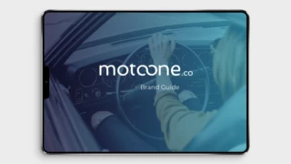 Kompletny przewodnik wizualny dla marki MotoOne – logo, typografia, kolorystyka i zastosowania w branży motoryzacyjnej. Strona z księgi znaku marki MotoOne – logo, kolory firmowe i przykładowe zastosowania w materiałach promocyjnych